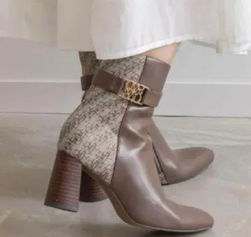 버클 달린 브라운 부츠