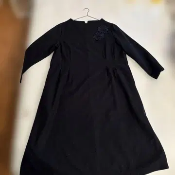 네이비 긴팔 무릎 기장 원피스 꽃 자수 포함