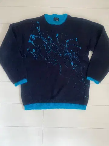 스플래터 디자인 스웨터