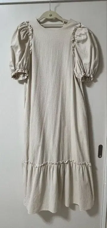 코엘 롱 원피스 화이트 퍼프 소매