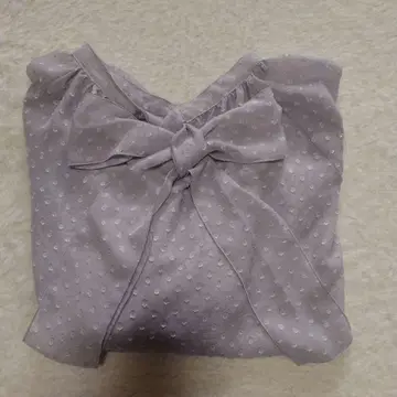 연보라 도트 무늬 리본 포함 블라우스