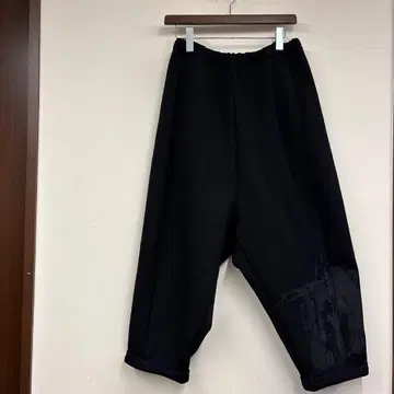 자우 블랙 사루엘 팬츠 그래픽 디자인