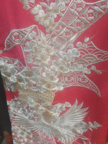 빨간색 바탕에 화이트 컬러 자수가 놓인 기모노