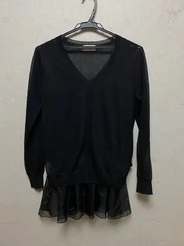 새상품급 FRAY I.D 블랙 V넥 시스루 플레어 상의