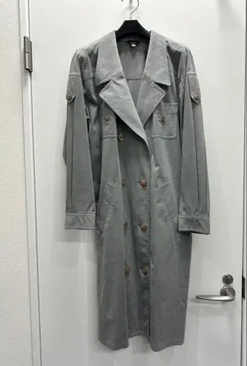그레이 더블 브레스트 트렌치코트