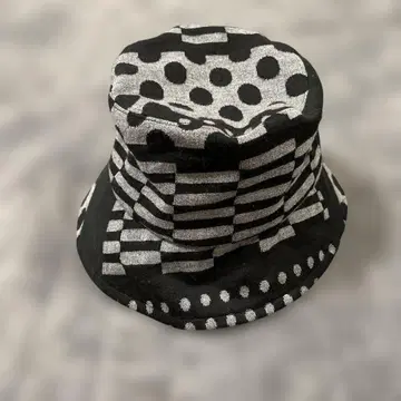 디비 센소유니코, 버킷햇 블랙과 그레이 패턴