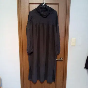 다크 그레이 터틀넥 긴팔 원피스