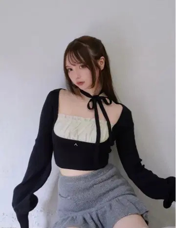 Andmary Mew 프릴 탑 블랙