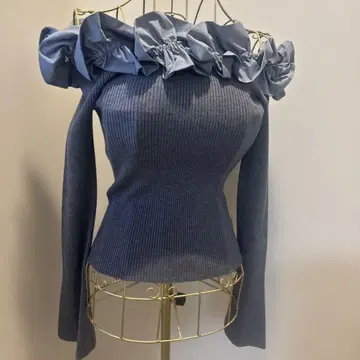 릴리 브라운 오프숄더 니트