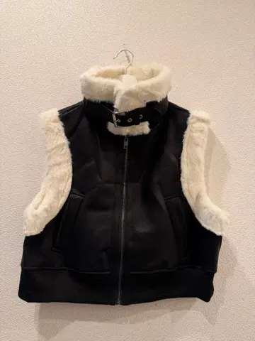 새상품 블랙 페이크 무스탕 베스트