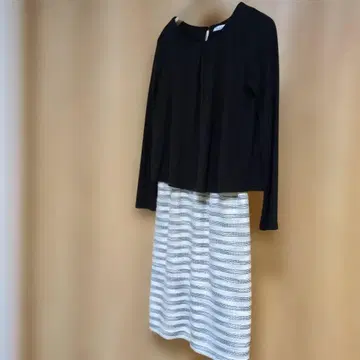 [ 새상품 ] 블랙 긴팔 상의와 스트라이프 스커트 세트