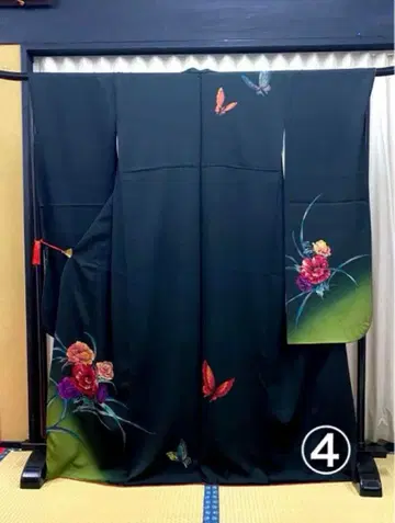 검은 나비와 꽃무늬의 모던하고 세련된 후리소데