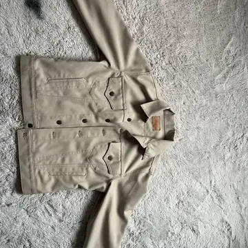 베이지 자켓 얼룩 있음