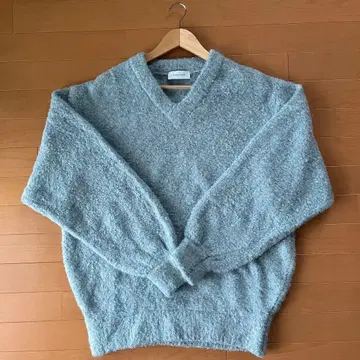 V넥 볼륨 슬리브 빅 실루엣 푸들 니트