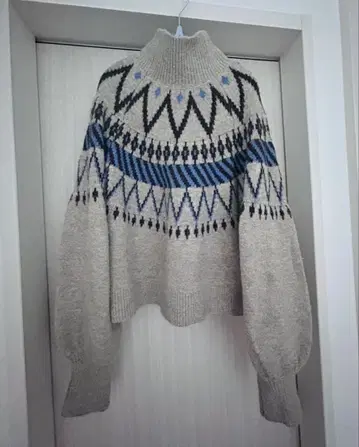 기하학 패턴 그레이 계열 니트 스웨터 하이넥