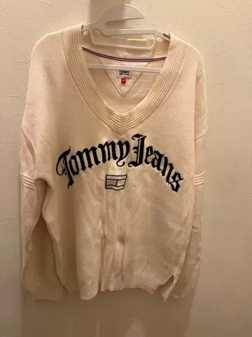 Tommy Jeans V넥 니트 아이보리