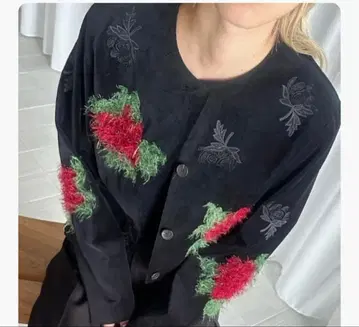 UND FLOWER RAISED EMBROIDERY TOP