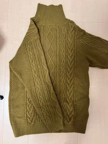 올리브 그린 케이블 니트 터틀넥