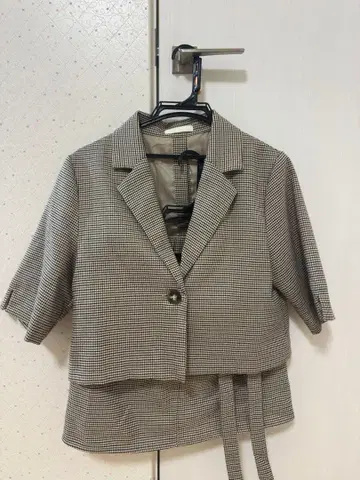 체크 무늬 반팔 자켓과 스커트 셋업