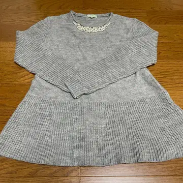 Petit Honfleur 옷깃에 펄 장식 그레이 니트 M 사이즈