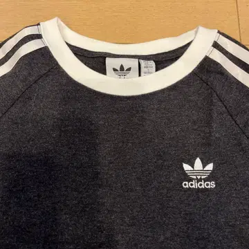 adidas 다크 그레이 래글런 T셔츠