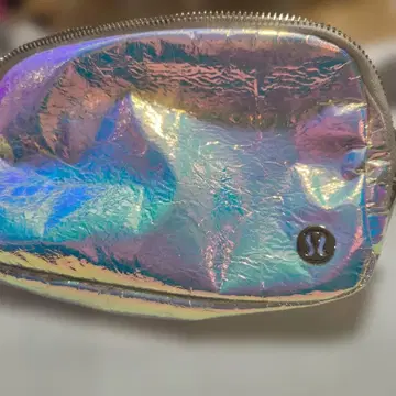 한정판 Lululemon 1L 메탈릭 바디백