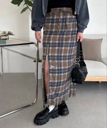 브라운 계열 체크 슬릿 롱 스커트