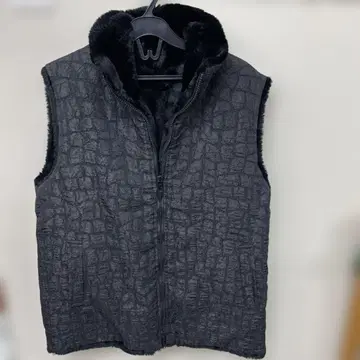 퍼 달린 블랙 퀼팅 베스트