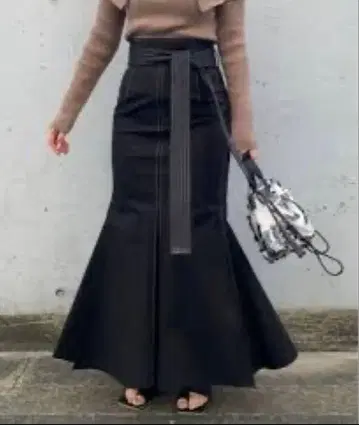 FRAY.ID 플리츠 헴 라치네 머메이드 스커트