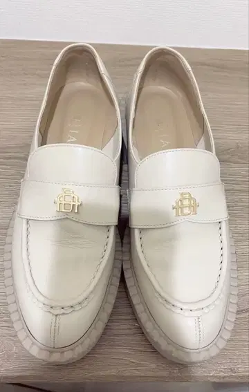 다이애나 아이보리 로퍼 골드 로고 부착