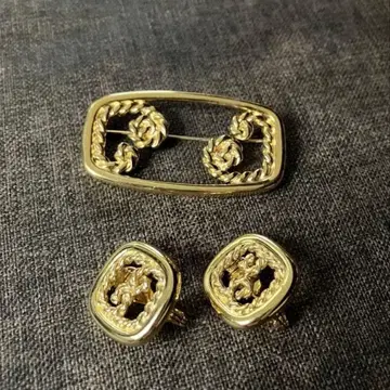 모네 골드 스퀘어 디자인 브로치 귀찌