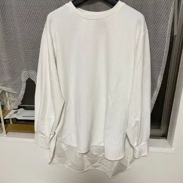 화이트 긴팔 T셔츠
