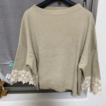 BEARDSLEY 베이지 긴팔 니트 레이스 포함