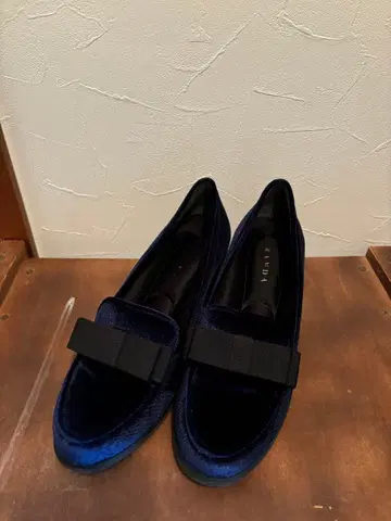 RANDA 스웨이드 리본 로퍼 네이비 힐 펌프스 파티