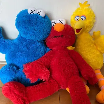 유니클로 세서미 스트릿 KAWS 봉제 인형 3개 세트