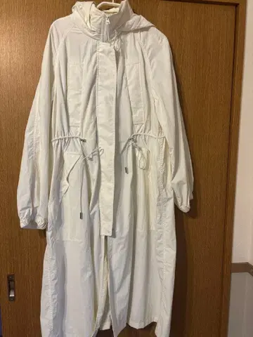 화이트 후드 부착 롱 코트