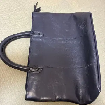 블랙 토트백 엠보싱 로고 포함