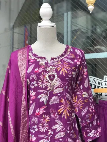 꽃무늬 자수가 놓인 보라색 쿠르타, 빵과 숄 세트. (3점 세트)