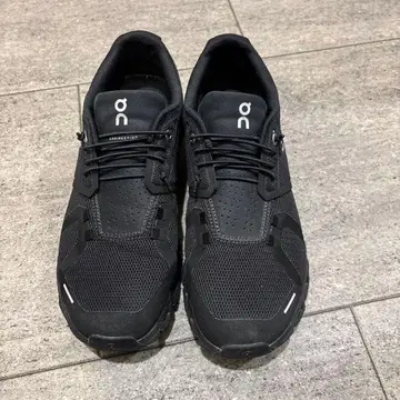 On 블랙 스니커즈