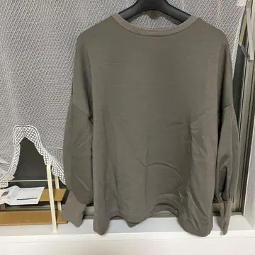 그레이 볼륨 슬리브 긴팔 티셔츠