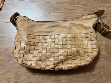 베이지 가죽 뜨개질 숄더백