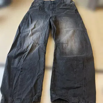 구제 의류점에서 구매했습니다. 저는 한 번도 신지 않았습니다.