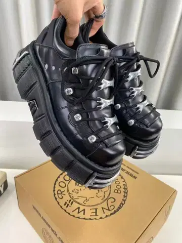 NEW ROCK 통굽 가죽 스니커즈 ( 블랙 x 메탈 부품 ) 41