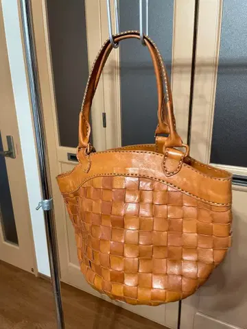 브라운 가죽 토트백 뜨개질 디자인