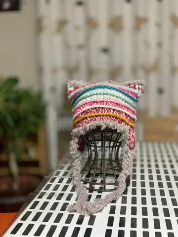 컬러풀한 손뜨개질 고양이 귀 모자