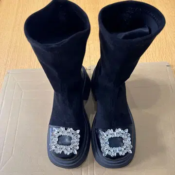 비쥬 장식 블랙 스웨이드 부츠