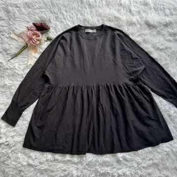 UNFILO 앙피로 페플럼 니트 차콜 플레어 디자인