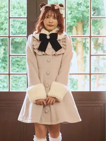 앙크루즈 프릴이 달린 핑크 코트