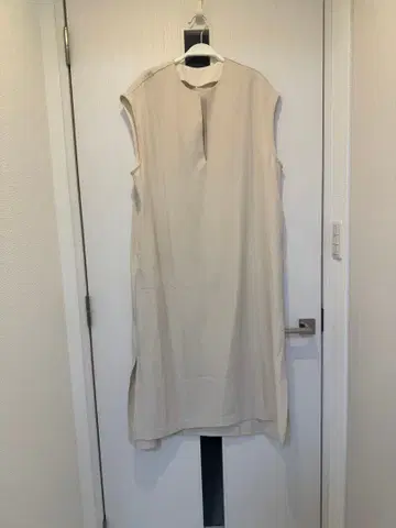 슬리브리스 베이지 롱 원피스