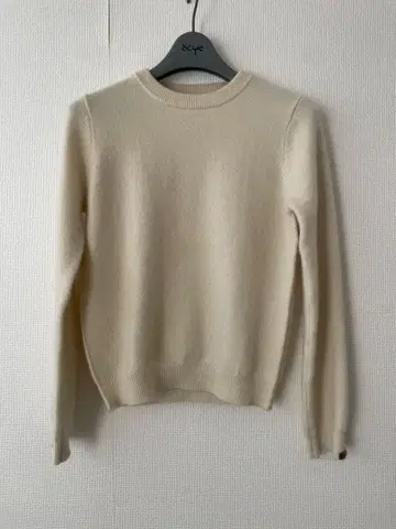 크림색 울 혼방 긴팔 니트